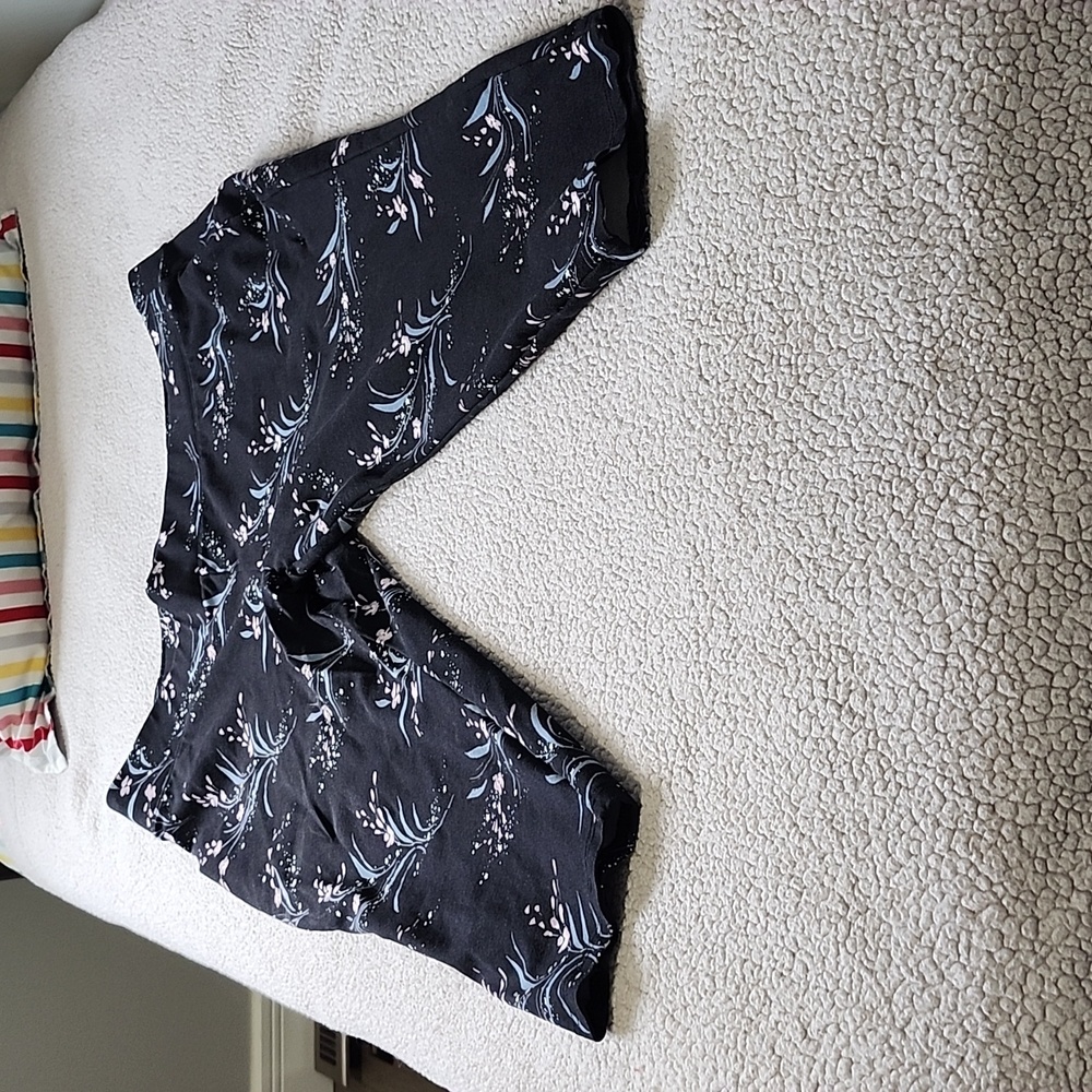 Torrid size 4R black with floral print capris